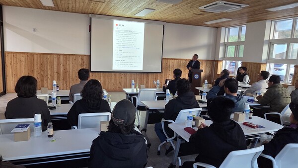 충남도 산림자원연구소 보령사무소는 13일 원산도 자연휴양림 개장에 앞서 휴양림 운영에 발맞춰 지역 활성화를 유도하고자 주민 대표와 만남의 시간을 가졌다.