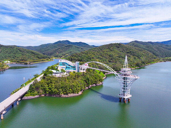 충남 청양군 대치면 칠갑호 일원에 위치한 칠갑타워가 14일 개관식을 갖고 본격적으로 관광객을 맞이했다.