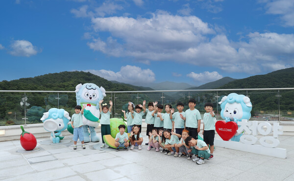  청양군을 상징하는 관광 캐릭터와 포토존이 옥상층에 마련됐다.