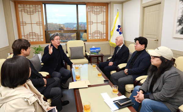 목요언론인클럽(회장 박동일) 제28대 회장단이 13일 정용래 대전 유성구청장을 예방하고 지역 내 중견 언론인 모임에 대한 관심과 앞으로의 행보에 대해 고견을 나눴다.