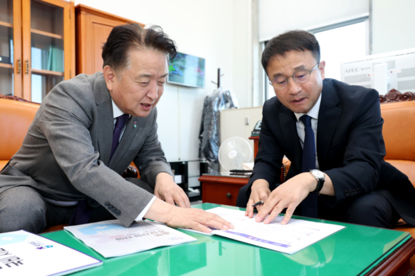 김영환 충북지사가 14일 국회에서 한병도 예결위원장(오른쪽) 만나 지역 현안을 설명하고 있다.