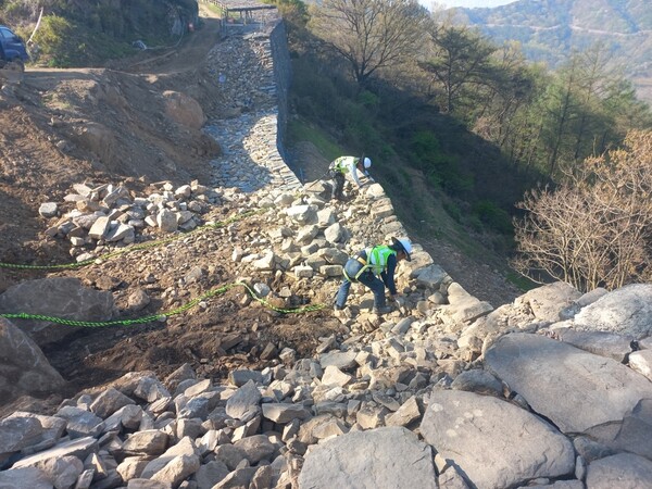계족산성 성곽 보수공사 현장 모습.