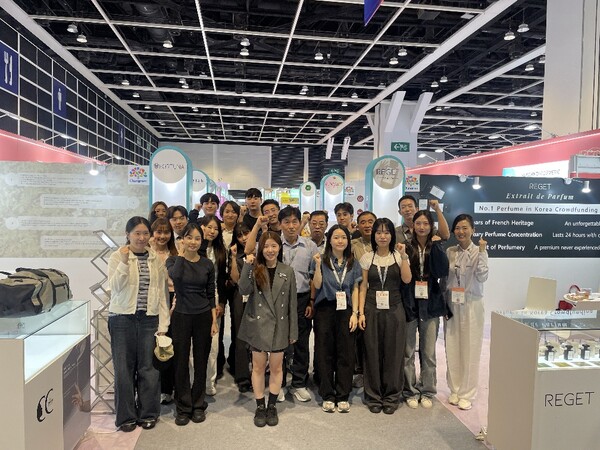 충남관에선 8개 기업이 3일간 화장품 등 도내 우수 제품을 선보이고 중국과 동남아 등 다양한 국가의 바이어와 활발한 상담을 진행했다.