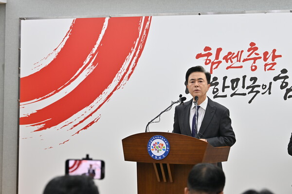 김태흠 지사는 18일 도청 프레스센터에서 기자회견을 열고 “천안아산역 일대에 스포츠와 문화, 관광이 어우러지는 미래형 복합문화체육공간, 즉 돔구장 건립 사업을 본격 추진, 천안·아산을 인구 150만의 문화도시로 육성할 것”이라고 밝혔다.