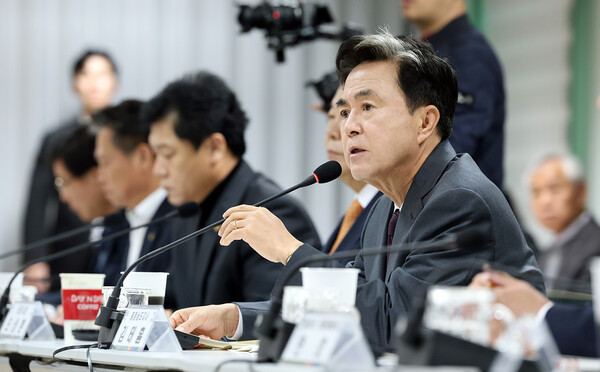 충남도는 17일 당진에 있는 철강기업 케이지(KG)스틸에서 ‘제9차 경제상황 현장 점검회의’를 가졌다.