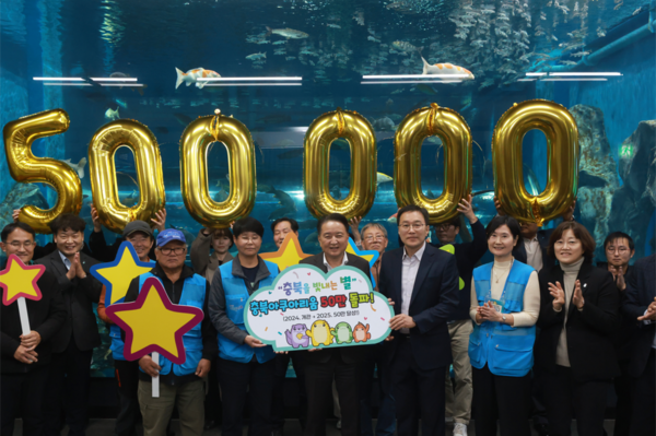 충북도 내수면산업연구소가 운영하는 충북아쿠아리움이 개관 1년 6개월 만에 누적 관람객 50만 명을 돌파했다.