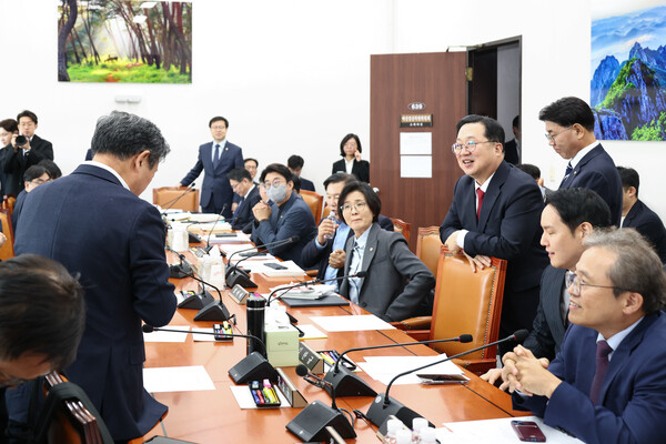 예결특위 소위 회의실을 방문한 이장우 대전시장.