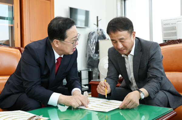 한병도 예결위원장에게 대전시 주요 현안 사업을 설명하는 이장우 대전시장.