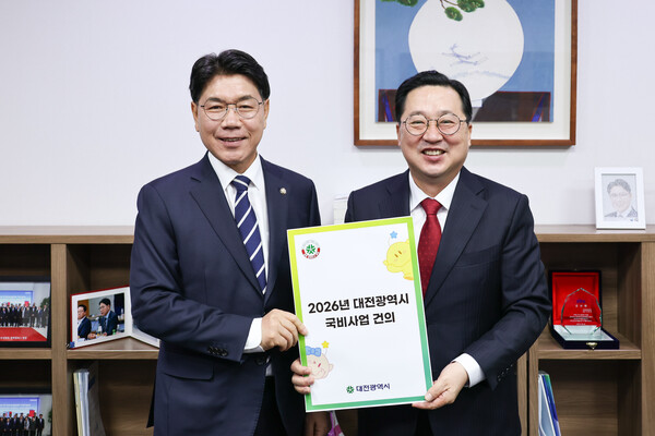 예결위 소위 이재관 의원과 이장우 대전시장.