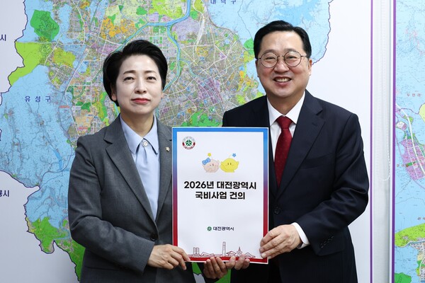 지역구 예결특위 위원인 황정아 의원을 만난 이장우 대전시장.