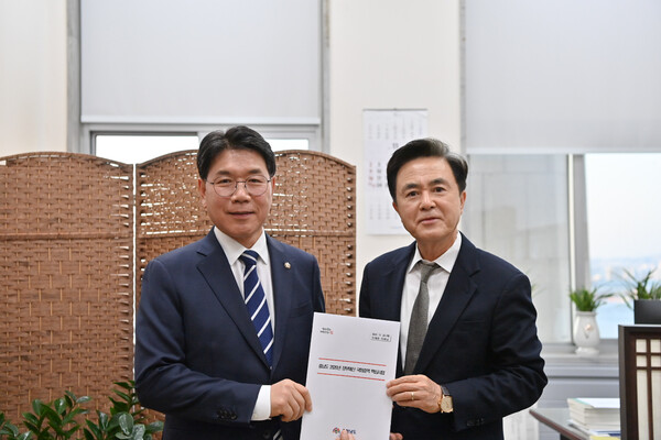 이재관 예결위 예산안조정소위원회(예결소위) 위원을 만난 김태흠 충남지사.