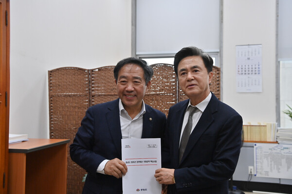 강승규 예결위 예산안조정소위원회(예결소위) 위원을 만난 김태흠 충남지사.