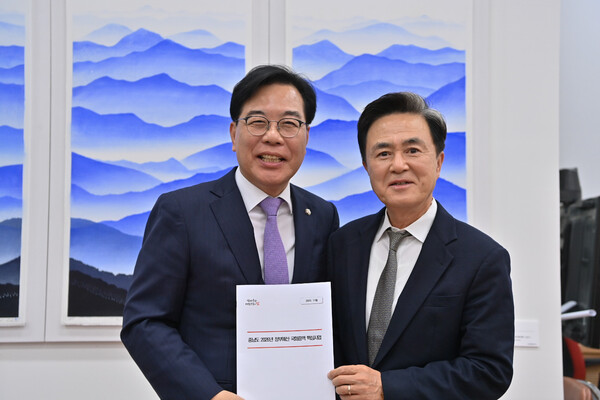 송언석 국민의힘 원내대표를 만난 김태흠 충남지사.