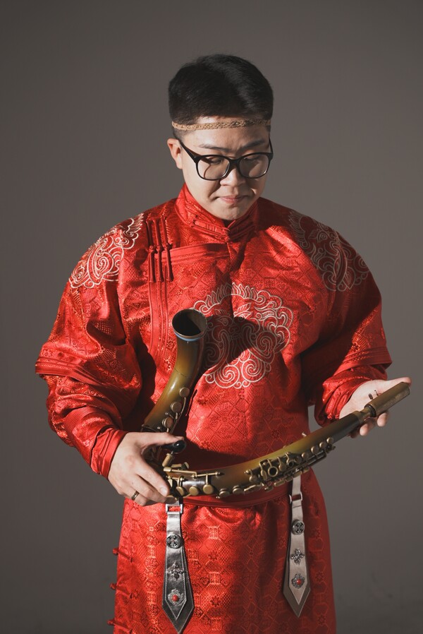 몽골 연주가 쳉드어치르 만다.