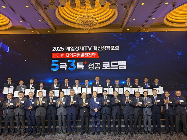 한국공공자치연구원(KPA)과 매경TV가 주관하는 대한민국 100대 지역투자유망사업에 최종 선정되어 수상한 지자체들과 함께 기념촬영했다.