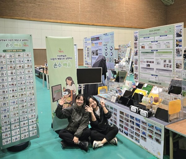 대전교육과학연구원은 지난달 18일부터 19일까지 경인교육대 경기캠퍼스에서 교육부와 한국교원단체총연합회가 공동 주최한 제56회 전국교육자료전에서 3년 연속 국무총리상을 수상했다고 밝혔다.(좌측 대전해든학교 한가영 교사, 우측 대전해든학교 정옥랑 교사)