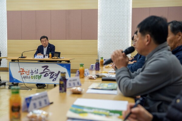 충북 증평군이 21일 대회의실에서 이재영 군수, 김덕중 축제추진위원장, 위원 등이 참석한 가운데 2025 증평인삼골축제 평가보고회를 가졌다.